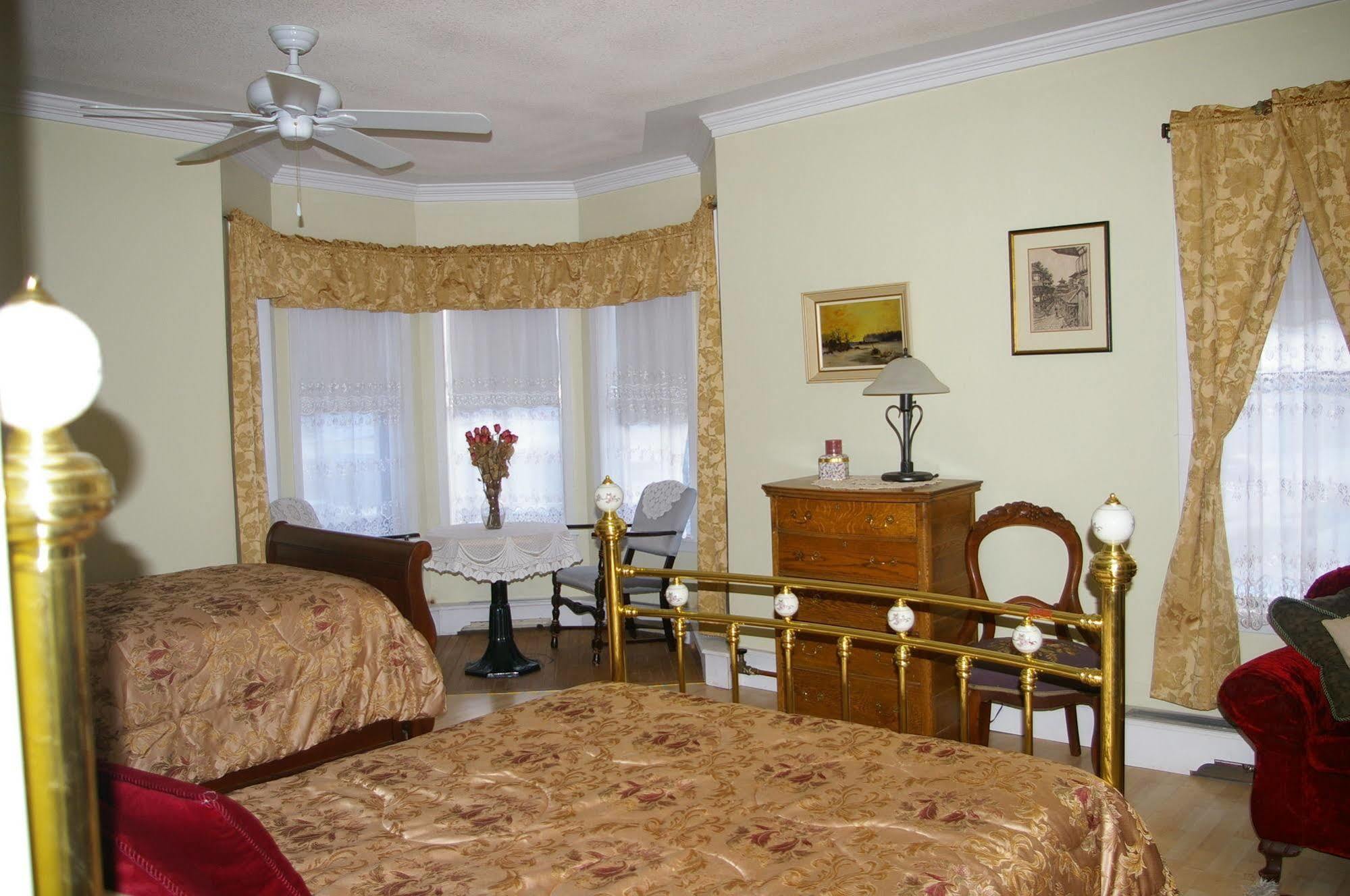 Country Encounters Accommodations Coleman Bagian luar foto