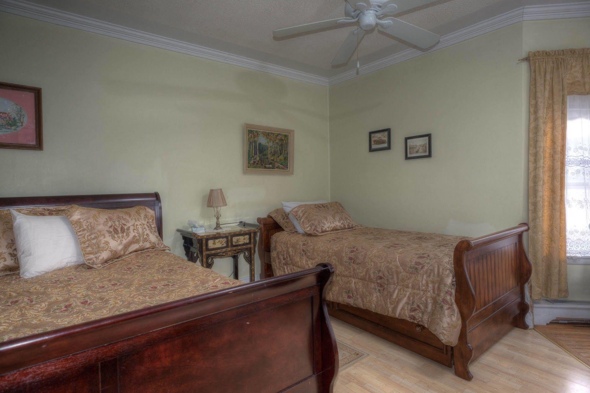 Country Encounters Accommodations Coleman Bagian luar foto