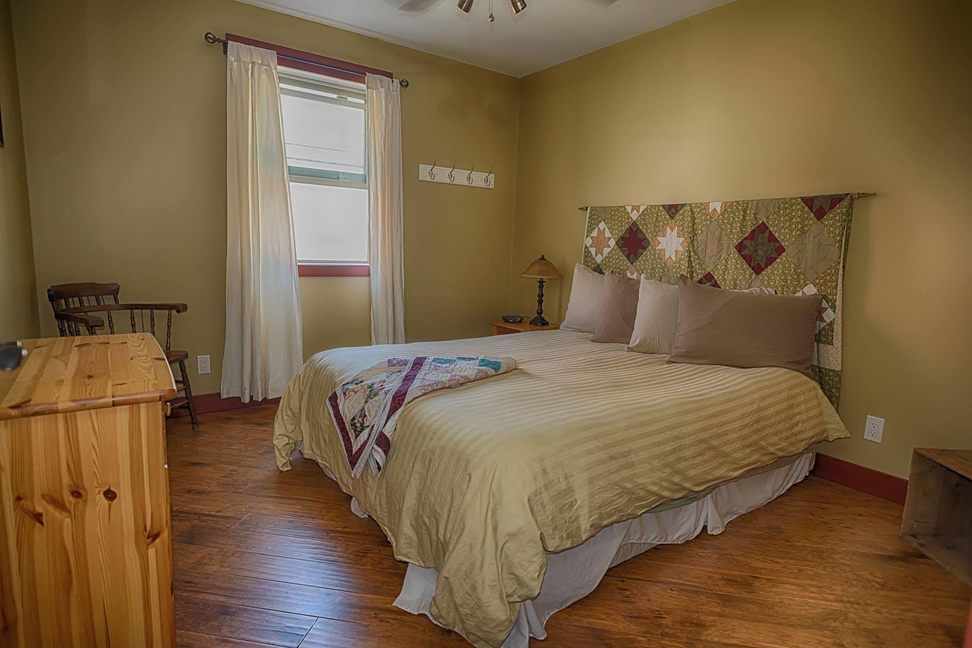 Country Encounters Accommodations Coleman Bagian luar foto